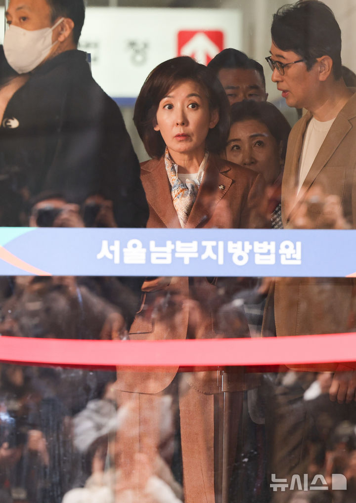 [서울=뉴시스] 황준선 기자 = 나경원 국민의힘 의원이 20일 오후 서울 양천구 서울남부지방법원에서 열린 국회 '패스트트랙 충돌' 사건 선고 기일을 마친 뒤 법정을 나서고 있다. 지난 2019년 4월 고위공직자범죄수사처 신설 법안과 연동형 비례대표제 도입 법안 등에 대한 패스트트랙(신속처리 안건) 지정 여부를 두고 물리적으로 충돌하며 국회 의사 진행을 방해한 혐의로 기소된 나 의원은 이날 벌금 2400만원을 선고 받았다. 2025.11.20. hwang@newsis.com