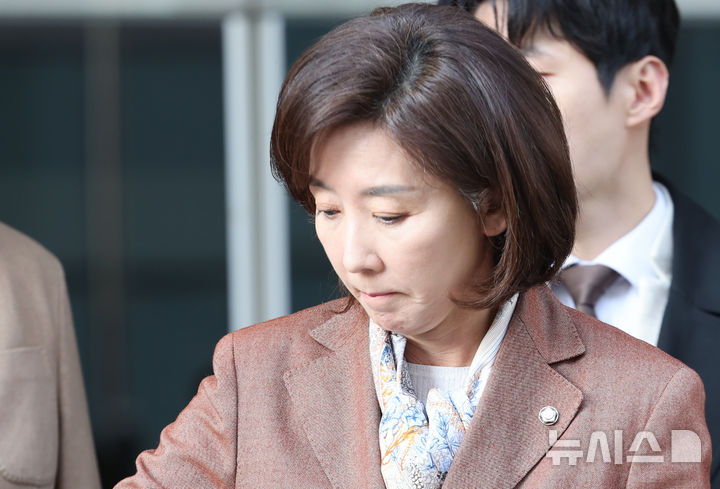 [서울=뉴시스] 황준선 기자 = 나경원 국민의힘 의원이 지난해 11월 20일 오후 서울 양천구 서울남부지방법원에서 열린 국회 '패스트트랙 충돌' 사건 선고 기일을 마친 뒤 법정을 나서고 있다. 2025.11.20. hwang@newsis.com