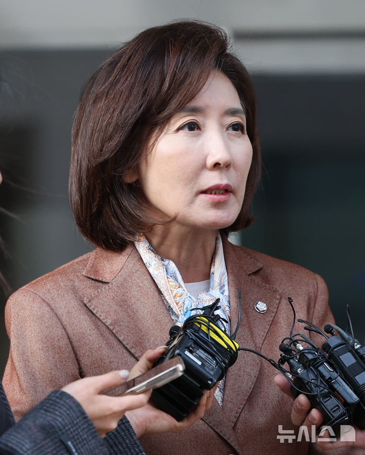 [서울=뉴시스] 황준선 기자 = 나경원 국민의힘 의원이 지난 20일 오후 서울 양천구 서울남부지방법원에서 열린 국회 '패스트트랙 충돌' 사건 선고 기일을 마친 뒤 법정을 나서며 입장을 밝히고 있다. 지난 2019년 4월 고위공직자범죄수사처 신설 법안과 연동형 비례대표제 도입 법안 등에 대한 패스트트랙(신속처리 안건) 지정 여부를 두고 물리적으로 충돌하며 국회 의사 진행을 방해한 혐의로 기소된 나 의원은 이날 벌금 2400만원을 선고 받았다. 2025.11.20. hwang@newsis.com