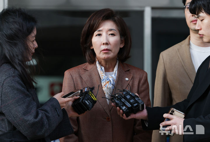 [서울=뉴시스] 황준선 기자 = 나경원 국민의힘 의원이 20일 오후 서울 양천구 서울남부지방법원에서 열린 국회 '패스트트랙 충돌' 사건 선고 기일을 마친 뒤 법정을 나서며 입장을 밝히고 있다. 지난 2019년 4월 고위공직자범죄수사처 신설 법안과 연동형 비례대표제 도입 법안 등에 대한 패스트트랙(신속처리 안건) 지정 여부를 두고 물리적으로 충돌하며 국회 의사 진행을 방해한 혐의로 기소된 나 의원은 이날 벌금 2400만원을 선고 받았다. 2025.11.20. hwang@newsis.com