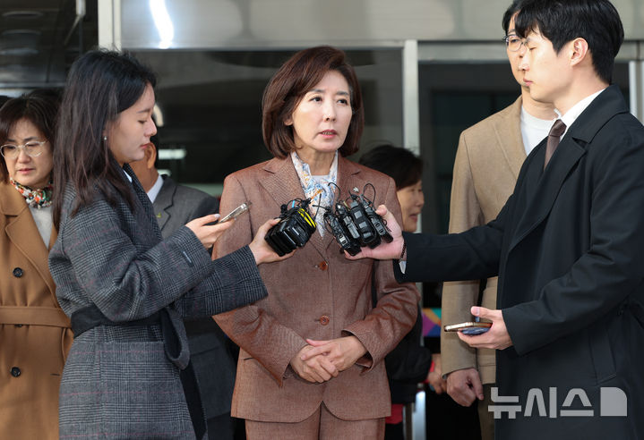 [서울=뉴시스] 황준선 기자 = 나경원 국민의힘 의원이 20일 오후 서울 양천구 서울남부지방법원에서 열린 국회 '패스트트랙 충돌' 사건 선고 기일을 마친 뒤 법정을 나서며 입장을 밝히고 있다. 지난 2019년 4월 고위공직자범죄수사처 신설 법안과 연동형 비례대표제 도입 법안 등에 대한 패스트트랙(신속처리 안건) 지정 여부를 두고 물리적으로 충돌하며 국회 의사 진행을 방해한 혐의로 기소된 나 의원은 이날 벌금 2400만원을 선고 받았다. 2025.11.20. hwang@newsis.com