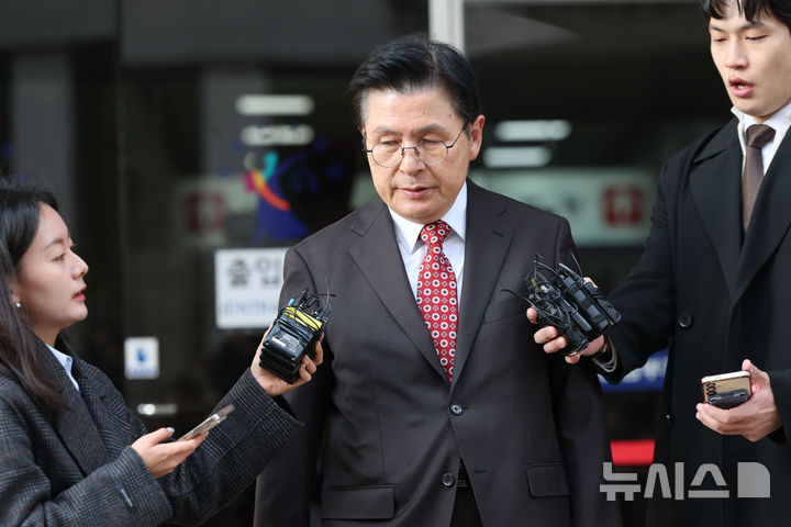 [서울=뉴시스] 황준선 기자 = 황교안 전 국무총리가 20일 오후 서울 양천구 서울남부지방법원에서 열린 국회 '패스트트랙 충돌' 사건 선고 기일을 마친 뒤 법정을 나서고 있다. 사건 당시 자유한국당 대표 였던 황 전 총리는 이날 벌금 1900만원을 선고 받았다. 2025.11.20. hwang@newsis.com