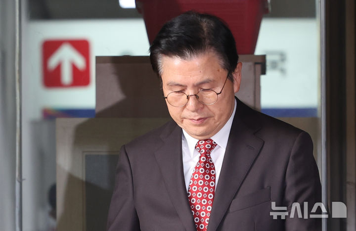 [서울=뉴시스] 황준선 기자 = 황교안 전 국무총리가 20일 오후 서울 양천구 서울남부지방법원에서 열린 국회 '패스트트랙 충돌' 사건 선고 기일을 마친 뒤 법정을 나서고 있다. 사건 당시 자유한국당 대표 였던 황 전 총리는 이날 벌금 1900만원을 선고 받았다. 2025.11.20. hwang@newsis.com