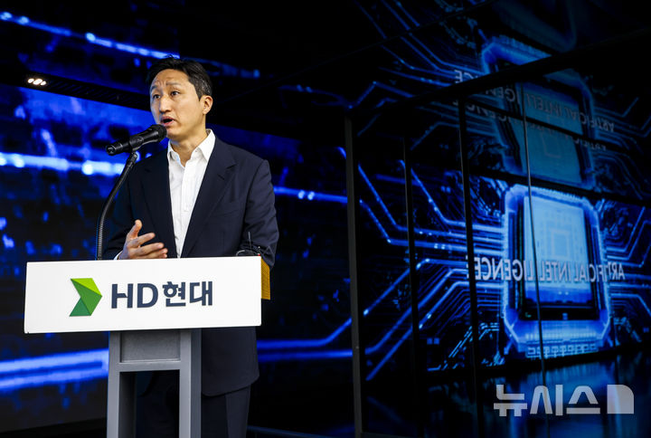 [성남=뉴시스] 정병혁 기자 = 정기선 HD현대 회장이 20일 경기 성남시 HD현대글로벌R&D센터에서 열린 HD현대-UNIST 등 조선-해양 산업AI MOU 체결식에서 축사를 하고 있다. 2025.11.20. jhope@newsis.com