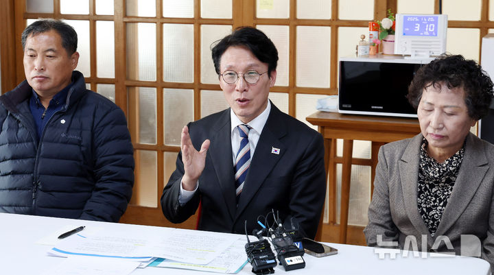 [여주=뉴시스] 추상철 기자 = 김민석 국무총리가 20일 오후 경기 여주시 구양리 마을 태양광발전소를 찾아 마을주민과 간담회를 하고 있다. 2025.11.20. scchoo@newsis.com