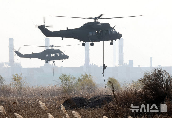 [인천=뉴시스] 전진환 기자 = 군단 공세행동 합동 실기동훈련이 실시된 지난해 11월 20일 오후 인천 서구 장도 종합 훈련장에서 17사단 장병들이 수리온 헬기에서 레펠을 하고 있다. 2026.04.05. amin2@newsis.com *사진은 기사 내용과 관계 없음