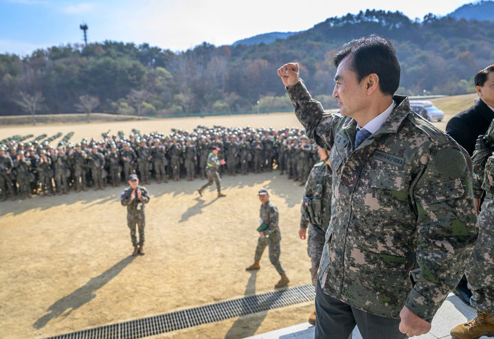 [서울=뉴시스] 김혜진 기자 = 안규백 국방부 장관이 20일 제35사단 신병교육대대를 방문해 장병들을 격려하고 있다. (사진=국방부 제공) 2025.11.20. photo@newsis.com *재판매 및 DB 금지