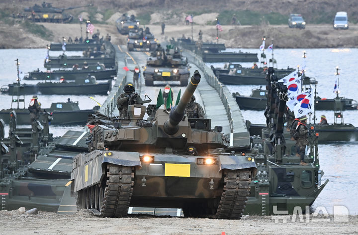 [여주=뉴시스] 김종택기자 = 한미연합 도하훈련이 실시된 20일 경기 여주시 연양동 남한강 일대에서 K2 전차가 부교를 건너고 있다. 2025 호국훈련의 일환으로 실시된 이번 훈련에는 육군 제7공병여단과 11기동사단, 미2사단/한미연합사단 등 800여 명이 참가했다. 2025.11.20. jtk@newsis.com