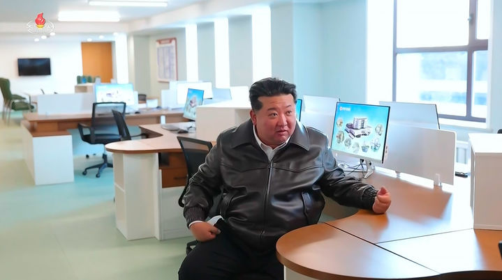 [서울=뉴시스] 김정은 북한 국무위원장이 지난 11월 19일 '지방발전 20×10 정책' 강동군병원 준공식에 참석했다고 북한 조선중앙TV가 20일 보도했다. 강동군병원은 지난 2월6일 착공식 이후 9개월 만에 준공했다. (사진=조선중앙TV 캡처) 2025.12.14. photo@newsis.com *재판매 및 DB 금지