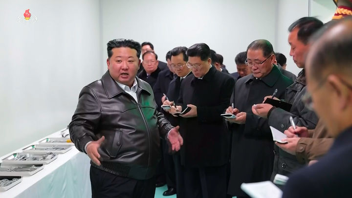 [서울=뉴시스] 김정은 북한 국무위원장이 지난 19일 '지방발전 20×10 정책' 강동군병원 준공식에 참석했다고 북한 조선중앙TV가 20일 보도했다. 강동군병원은 지난 2월6일 착공식 이후 9개월 만에 준공했다. (사진=조선중앙TV 캡처) 2025.11.20. photo@newsis.com *재판매 및 DB 금지