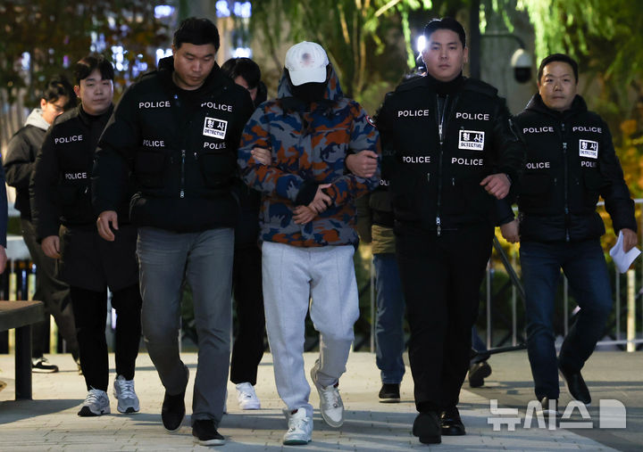 [서울=뉴시스] 최진석 기자 = 압수수색을 받던 중 도주했던 도이치모터스 주가조작 사건과 관련해 제3의 주포로 지목된 이 모씨가 20일 서울 종로구 김건희 특검팀(특별검사 민중기)사무실로 압송되고 있다. 김건희 특검은 그간 도주 중이었던 김건희 여사의 도이치모터스 주가조작 사건 관계인인 이씨를 추적하다 이날 체포했다. 2025.11.20. myjs@newsis.com