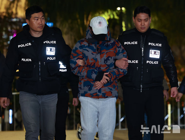 [서울=뉴시스] 압수수색을 받던 중 도주했던 도이치모터스 주가조작 사건과 관련해 제3의 주포로 지목된 이준수씨가 지난해 11월 20일 서울 종로구 김건희 특검팀(특별검사 민중기)사무실로 압송되고 있다. (사진=뉴시스DB). 2026.08.13. photo@newsis.com