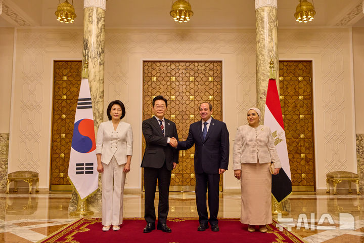 [카이로=뉴시스] 최동준 기자 = 이집트를 공식 방문 중인 이재명 대통령이 20일(현지 시간) 카이로 대통령궁에서 열린 공식 환영식에서 압델 파타 알시시 이집트 대통령과 기념촬영을 하고 있다.&nbsp; 왼쪽부터 김혜경 여사, 이 대통령, 압델 파타 알시시 이집트 대통령, 인테사르 엘시시 여사. (공동취재) 2025.11.20. photocdj@newsis.com