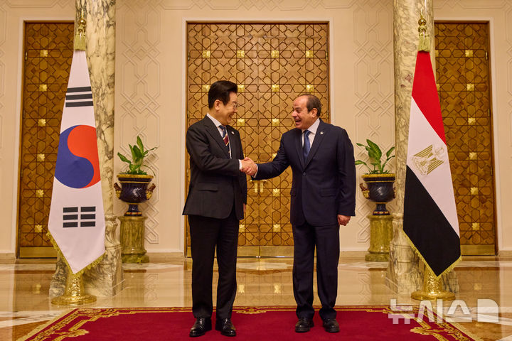 [카이로=뉴시스] 최동준 기자 = 이집트를 공식 방문 중인 이재명 대통령이 20일(현지 시간) 카이로 대통령궁에서 열린 공식 환영식에서 압델 파타 알시시 이집트 대통령과 기념촬영을 하고 있다. (공동취재) 2025.11.20. photocdj@newsis.com