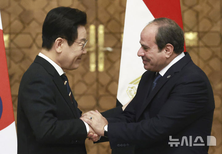 [카이로=뉴시스] 최동준 기자 = 이집트를 공식 방문 중인 이재명 대통령이 20일(현지 시간) 카이로 대통령궁에서 압델 파타 알시시 대통령과 한-이집트 공동언론발표를 마친 뒤 악수하고 있다. 2025.11.20. photocdj@newsis.com