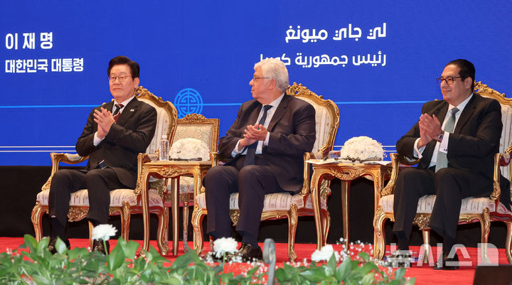 [카이로=뉴시스] 최동준 기자 = 이집트를 공식 방문 중인 이재명 대통령이 20일(현지 시간) 카이로대학교에서 연설에 앞서 모하메드 아이만 아슈르(가운데) 고등교육과학연구부 장관, 무함마드 사미 압델사덱 카이로대학교 총장과 박수를 치고 있다. 2025.11.20. photocdj@newsis.com