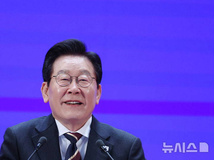 [카이로=뉴시스] 최동준 기자 = 이집트를 공식 방문 중인 이재명 대통령이 20일(현지 시간) 카이로대학교에서 '함께 여는 빛나는 미래'라는 주제로 연설하고 있다. 2025.11.20. photocdj@newsis.com