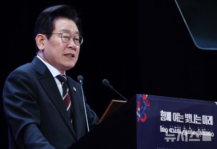 [카이로=뉴시스] 최동준 기자 = 이집트를 공식 방문 중인 이재명 대통령이 20일(현지 시간) 카이로대학교에서 '함께 여는 빛나는 미래'라는 주제로 연설하고 있다. 2025.11.20. photocdj@newsis.com