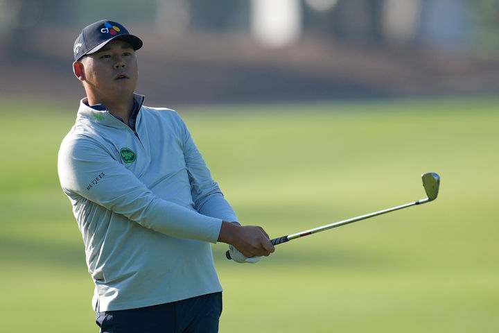 [세인트 시먼스 아일랜드=AP/뉴시스] 김시우가 20일(현지 시간) 미 조지아주 세인트 시먼스 아일랜드 시아일랜드 골프클럽에서 열린 미국프로골프(PGA) 투어 최종전 RSM 클래식 첫날 1번 페어웨이에서 타구를 바라보고 있다. 김시우는 5언더파 65타 공동 23위에 이름을 올렸다. 2025.11.21.