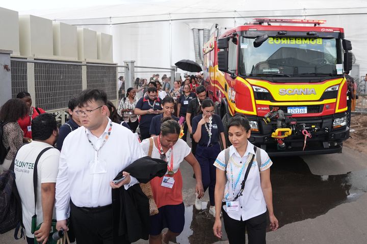 [벨렝=AP/뉴시스] 11월 20일 브라질 파라 주 벨렝에서 열리고 있는 제30차 유엔 기후변화협약 당사국 총회(COP30) 전시관에서 화재가 발생해 소방차가 출동한 가운데 참석자들이 대피하고 있다. 폐막을 하루 앞두고 발생한 화재는 6분 만에 진화됐지만 참석자들이 대피하는 등 일정에 차질이 빚어졌다. 2025.11.23.