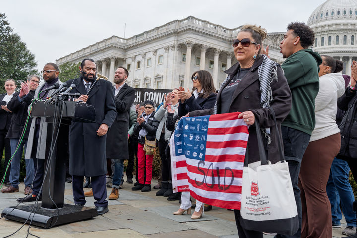 [워싱턴=AP/뉴시스]앨 그린 미 하원의원(민주, 텍사스)이 20일 워싱턴 의사당 앞에서 도널드 트럼프 대통령의 정책과 행동에 반대하는 활동가들과 함께 항의 집회를 열면서 2017년과 마찬가지로 대통령 탄핵 조항 도입 가능성을 암시하고 있다. 미 대법원은 21일(현지시각) 도널드 트럼프 미 대통령이 추진한 텍사스의 2026년 의회 선거구 재조정 계획이 인종차별적일 가능성이 높다고 판결했다. 2025.11.22. 