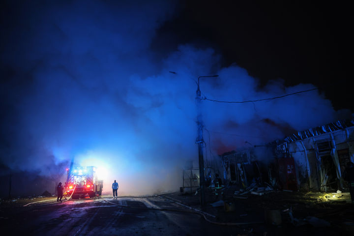 [자포리자=AP/뉴시스] 21일(현지 시간) 우크라이나 자포리자에서 소방관들이 러시아의 공습을 받은 시장 화재를 진압하고 있다. 2025.11.21.