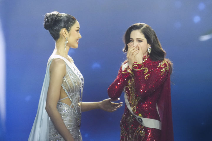 [논타부리=AP/뉴시스] 미스 멕시코 파티마 보쉬(Fatima Bosch, 오른쪽)가 21일(현지 시간) 태국 방콕 북쪽 논타부리에서 열린 제74회 미스 유니버스 대회에서 미스 유니버스에 호명된 후 놀라는 표정을 짓고 있다. 보쉬는 미스 태국 프라비나르 싱(Praveenar Singh)과 함께 최종 후보에 올라 미스 유니버스에 선정됐다. 2025.11.21.