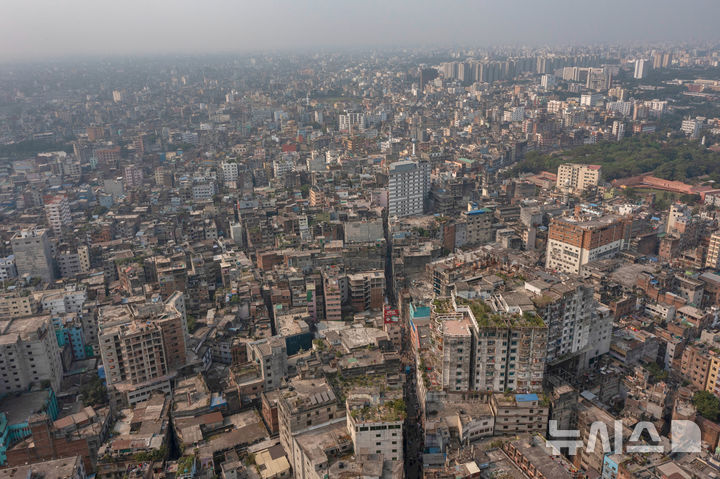 [AP/뉴시스] 21일 지진 흔들림에 건물 지붕 등이 무너진 방글라 수도 다카의 구도심 조망 사진