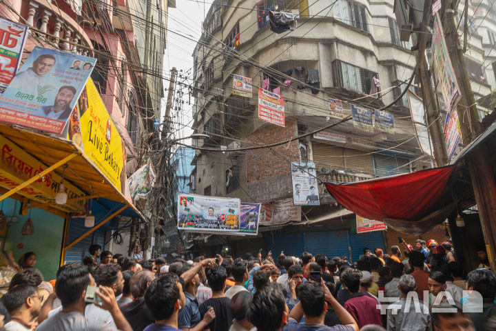[AP/뉴시스] 21일 방글라 수도 다카 구도심 주민들이 지진 흔들림에 좁은 거리로 뛰쳐나와 건물 지붕 등이 무너지는 것을 보고 있다
