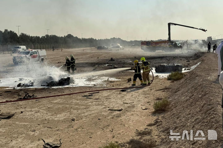[두바이(아랍에미리트)=AP/뉴시스]21일(현지시간) AP통신, 알자지라 등 외신에 따르면, 이날 아랍에미리트(UAE) 두바이에서 열린 두바이 에어쇼에서 인도 공군 테자스(Tejas) 전투기가 알막툼국제공항으로 추락해 폭발했다. 조종사는 사망했다. 