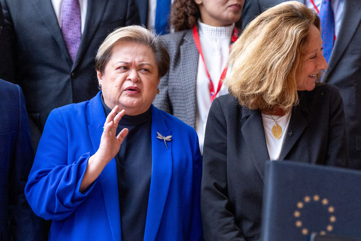 [브뤼셀=AP/뉴시스]마리아 테레사 라자로(왼쪽) 필리핀 외무장관이 지난해 11월 21일 벨기에 브뤼셀 유럽이사회에서 열린 유럽연합(EU)·인도태평양 장관급 포럼에서 참석해 사진 촬영하고 있다. 2026.01.16.