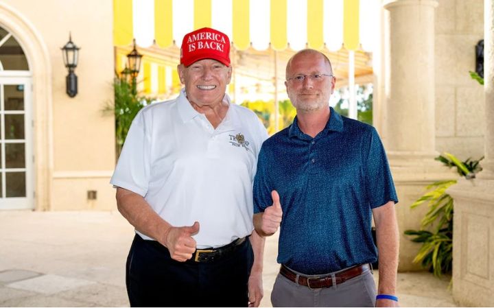 [서울=뉴시스] 미국 연방통신위원회(FCC) 브렌던 카 위원장은 플로리다 마러라고에서 주말에 도널드 트럼프 대통령과 만난 뒤 16일 이 사진을 X(옛 트위터)에 올리면서 “트럼프의 정책은 국가의 미디어 정책에 성장과 혁신의 새로운 물결을 가져왔다”고 말했다. 2025.11.21. *재판매 및 DB 금지