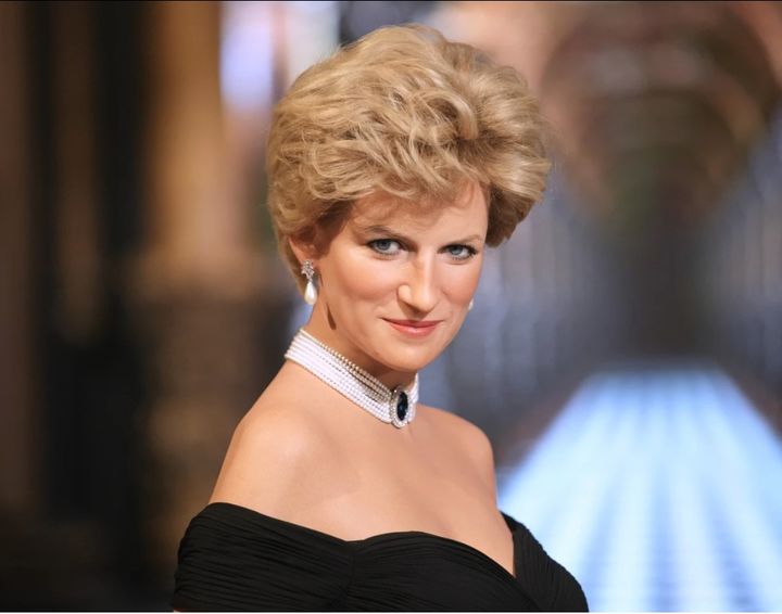 [파리=AP/뉴시스] 프랑스 밀랍 인형 박물관인 그레뱅 박물관에 20일 전시되기 시작한 영국 다이애나 전 왕세자비의 실물 크기 밀랍 인형. 다이애나는 1997년 8월 연인과 함께 자동차를 타고 가다 파리에서 교통사고로 사망했다. 2025.11.21. *재판매 및 DB 금지