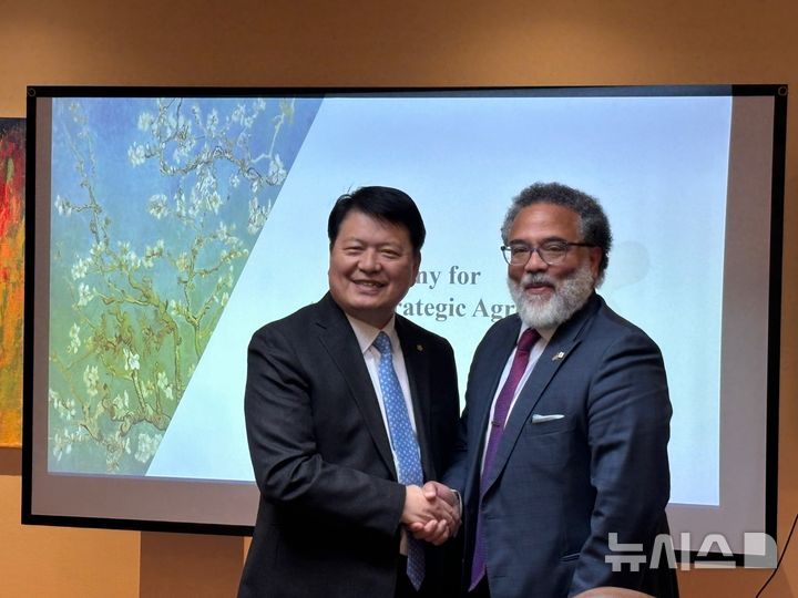 [워싱턴=뉴시스]이윤희 특파원 = 라정찬 네이처셀 회장과 해리 코커 미 메릴랜드주 상무장관이 20일(현지 시간) 미국 워싱턴DC 더라인DC에서 투자협약식을 열고 악수하고 있다. 2025.11.21. 