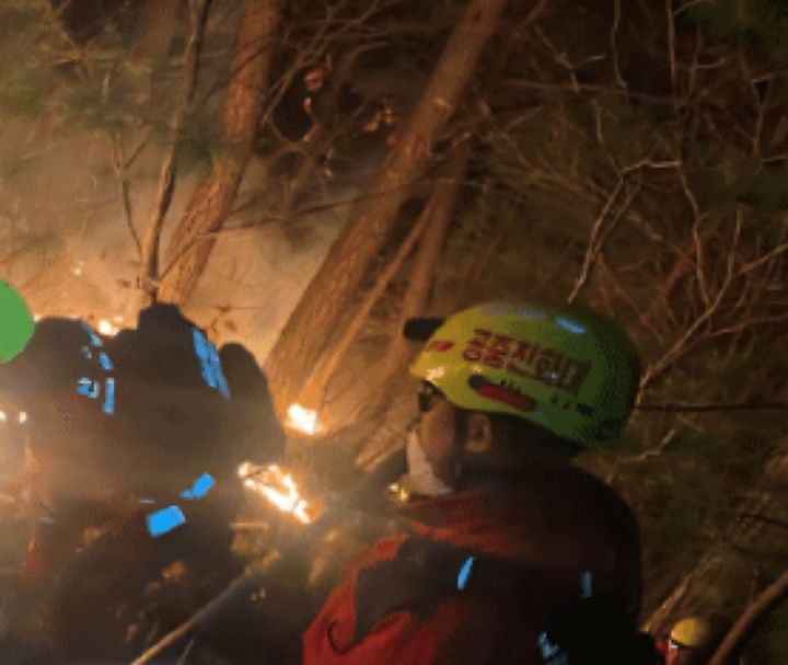 [인제=뉴시스] 21일 산림당국은 지난 20일 오후 5시 29분경 강원특별자치도 인제군 기린면 현리 일원에서 발생한 산불의 진화율이 21일 오전 1시 기준 60%라고 밝혔다. 산림청 제공. *재판매 및 DB 금지