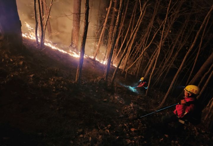 [인제=뉴시스] 21일 산림당국은 지난 20일 오후 5시시 29분경 강원 인제군 기린면 현리 일원에서 발생한 산불의 진화율이 21일 오전 7시 기준 68%이다고 밝혔다. 산림청 제공. *재판매 및 DB 금지