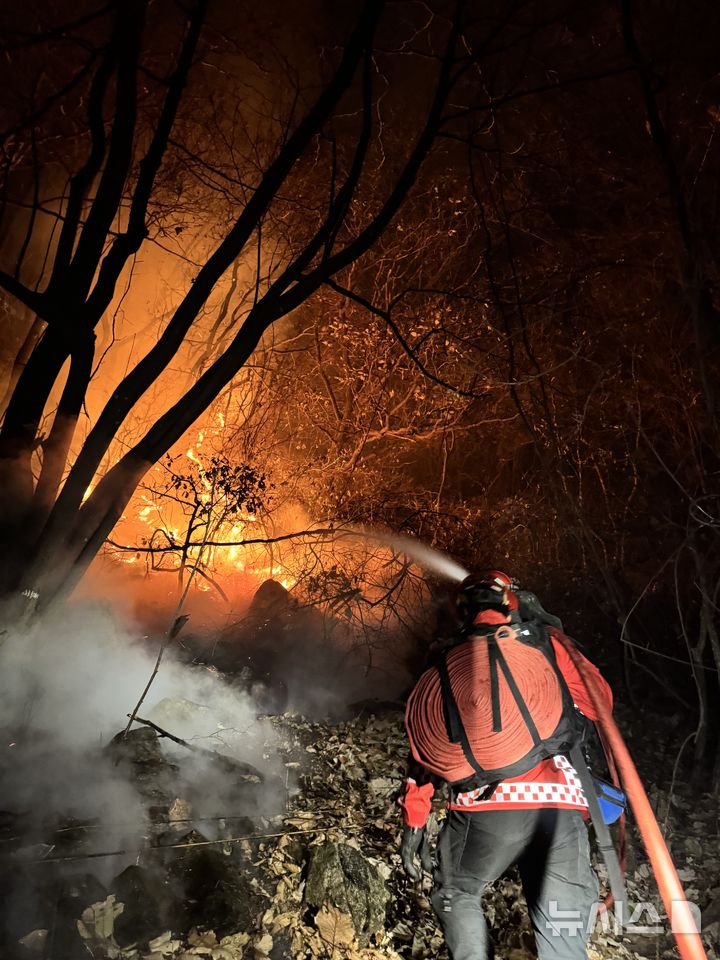 [연천=뉴시스] 연천 마차산 화재. (사진=산림청 제공) 2025.11.21 photo@newsis.com
