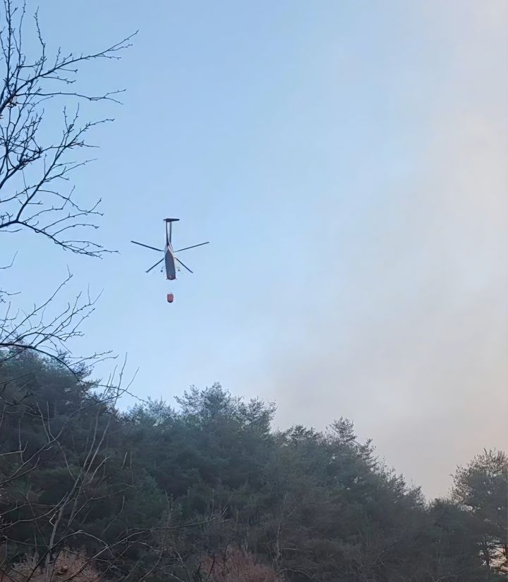 [인제=뉴시스] 21일 소방당국은 지난 20일 강원 인제군 기린면 현리 일원에서 발생한 산불의 최초 발화가 산아래 컨테이너에서 화재가 발생한 후 산불로 번진것으로 추정돼 합동감식할 예정이다 고 밝혔다. 사진은 이날 오전 투입된 진화헬기 모습. 강원특별자치도소방본부 제공. *재판매 및 DB 금지