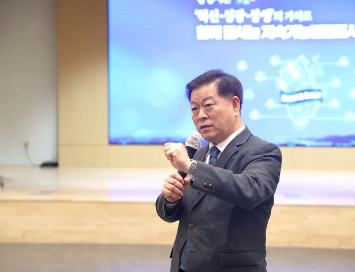 [광명=뉴시스]박승원 광명시장이 20일 업사이클아트센터에서 신규 임용 공직자 대상 ‘지속가능발전교육(ESD)’에 참석해 인사말을 하고 있다. *재판매 및 DB 금지