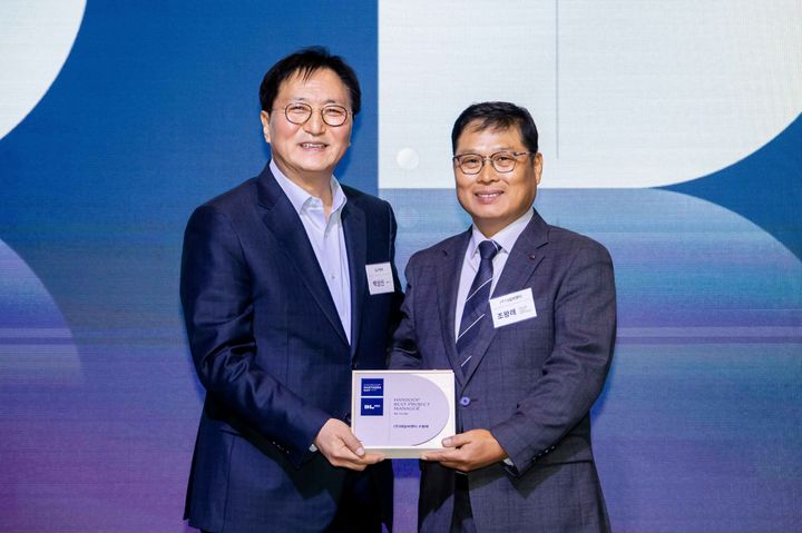 DL이앤씨 박상신 대표(왼쪽)와 태일씨앤티 조왕래 소장이 기념 촬영을 하고 있다. (사진=DL이앤씨 제공) *재판매 및 DB 금지