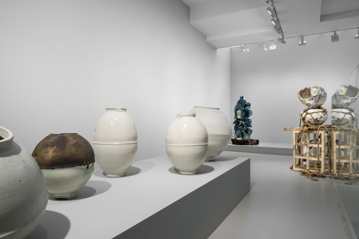 이헌정, 김주리, 김대운 단체전 《Irreverent Forms》 설치전경, 글래드스톤, 서울, 2025 © Hun-Chung Lee, Juree Kim, Dan Kim Courtesy of the artists and Gladstone 사진: 전병철 *재판매 및 DB 금지