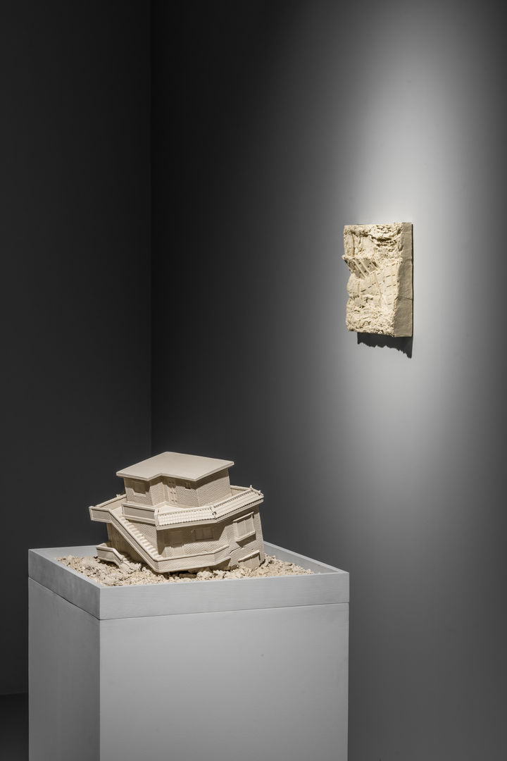 이헌정, 김주리, 김대운 단체전 《Irreverent Forms》 설치전경, 글래드스톤, 서울, 2025 © Hun-Chung Lee, Juree Kim, Dan Kim Courtesy of the artists and Gladstone 사진: 전병철 *재판매 및 DB 금지