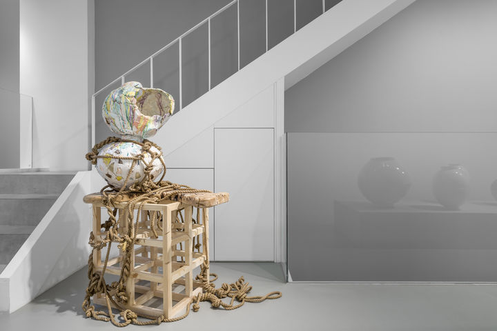 이헌정, 김주리, 김대운 단체전 《Irreverent Forms》 설치전경, 글래드스톤, 서울, 2025 © Hun-Chung Lee, Juree Kim, Dan Kim Courtesy of the artists and Gladstone 사진: 전병철 *재판매 및 DB 금지