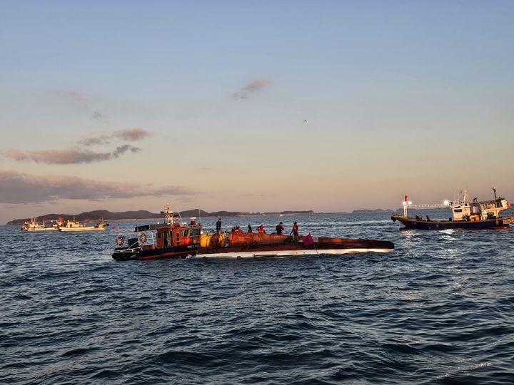 [보령=뉴시스] 보령 삽시도 어선 전복 모습. *재판매 및 DB 금지