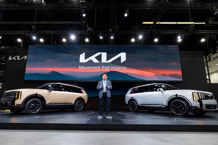 [서울=뉴시스] 윤승규 기아 북미권역본부장이 20일(현지시간) 미국 로스앤젤레스(LA) 컨벤션 센터에서 열린 2025 LA 오토쇼에서 발표하는 모습. (사진=기아) 2025.11.21 photo@newsis.com *재판매 및 DB 금지 *재판매 및 DB 금지