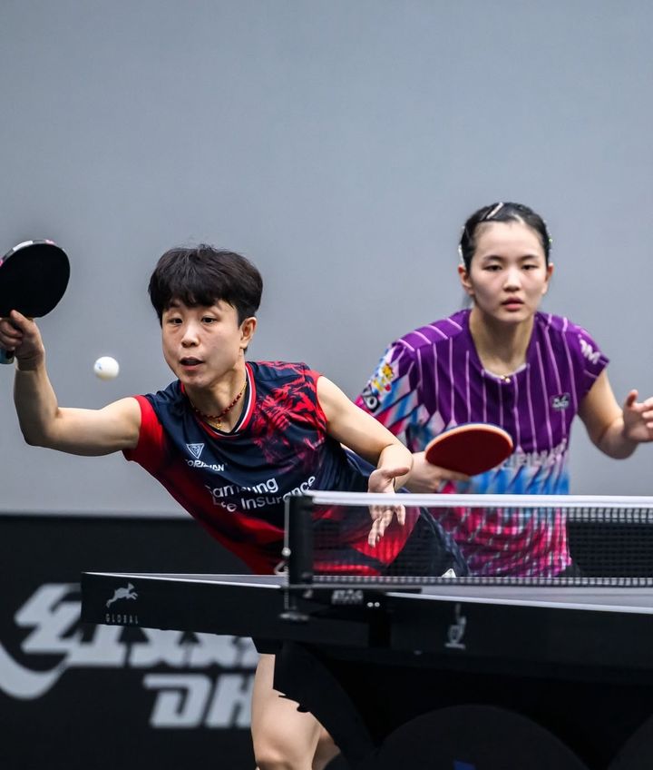 [서울=뉴시스]한국 탁구 여자복식 주천희(삼성생명)-김나영(포스코인터내셔널) 조가 20일(현지 시간) 4강에서 러시아계 개인중립선수(AIN) 듀오인 블라다 보로니나-엘리자벳 아브라미안 조를 3-1(11-5 7-11 11-8 11-5)로 꺾고 결승에 진출했다. (사진=WTT 인스타그램 캡처) 2025.11.21. photo@newsis.com *재판매 및 DB 금지