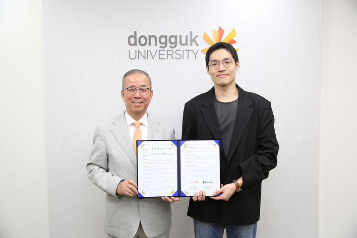 [서울=뉴시스] 지난 12일 열린 업무협약식에서 윤재웅 동국대 총장(왼쪽)과 윤상보 갤럭시코퍼레이션 부대표가 기념사진을 촬영하고 있다. (사진=동국대 제공) 2025.11.21. photo@newsis.com *재판매 및 DB 금지