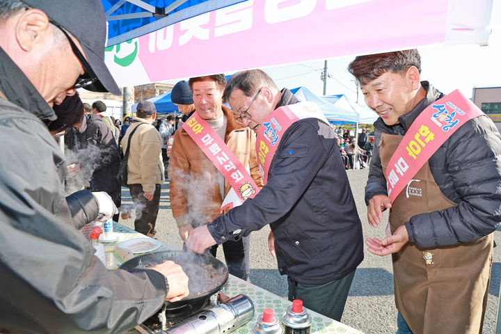 [산청=뉴시스] 전국한우협회 산청군지부 무료시식회 (사진=산청군 제공) 2025. 11. 21. photo@newsis.com *재판매 및 DB 금지
