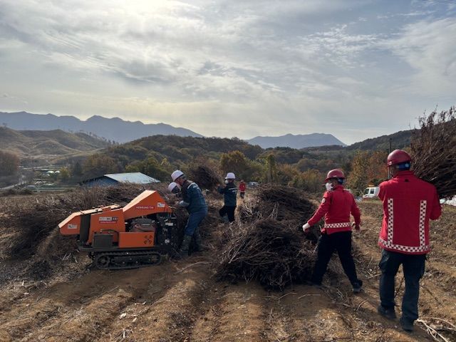  [보령=뉴시스] 보령시 영농부산물 합동 파쇄 모습. (사진=보령시청 제공) 2025.11.22. photo@newsis.com *재판매 및 DB 금지