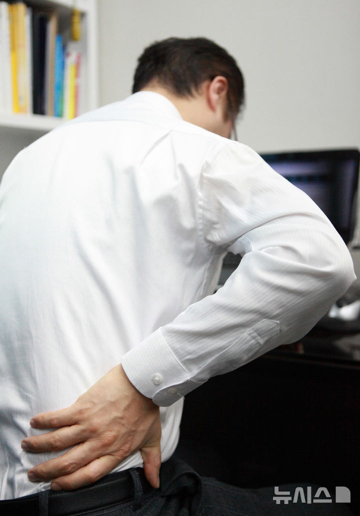 [서울=뉴시스] 많은 사람들이 흔히 겪는 허리통증인 급성요추염좌는 제대로 치료하지 않으면 허리디스크나 척추관협착증으로도 발전 할 수 있어 주의가 필요하다. (사진= 미래본병원 제공)        